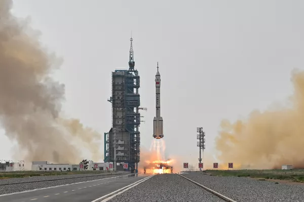 酒泉衛星発射センターより、「神舟16号」を搭載して宇宙ステーション「天宮」へ向け打ち上げられる長征2号Fロケット(中国・甘粛省、30日) 酒泉衛星発射センターより、「神舟16号」を搭載して宇宙ステーション「天宮」へ向け打ち上げられる長征2号Fロケット(中国・甘粛省、30日) - Sputnik 日本