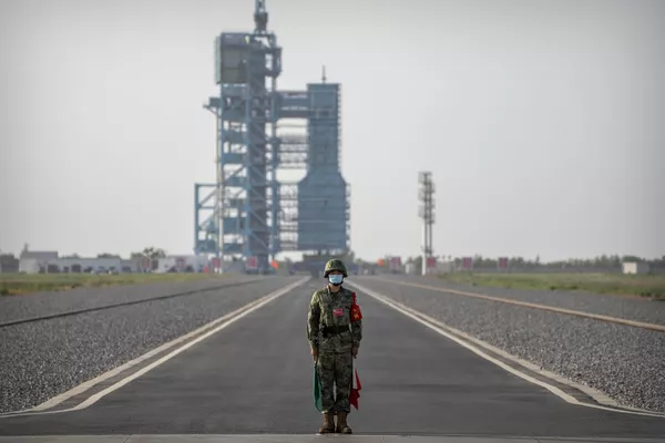 酒泉衛星発射センターで警備にあたる警備員(中国・甘粛省、30日) 酒泉衛星発射センターで警備にあたる警備員(中国・甘粛省、30日) - Sputnik 日本
