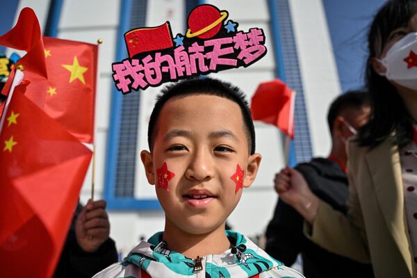 中国国旗を振って「神舟16号」の打ち上げを待つ少年（中国・甘粛省、30日） - Sputnik 日本