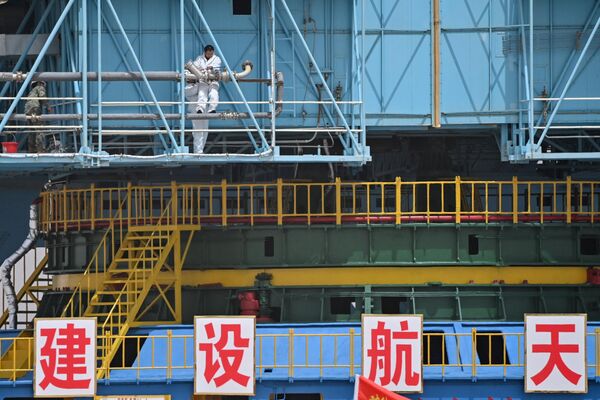 「神舟16号」打ち上げ前日、発射台で作業する作業員たち（中国・甘粛省、29日） - Sputnik 日本