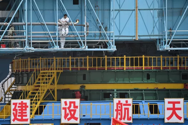 「神舟16号」打ち上げ前日、発射台で作業する作業員たち(中国・甘粛省、29日) 「神舟16号」打ち上げ前日、発射台で作業する作業員たち(中国・甘粛省、29日) - Sputnik 日本