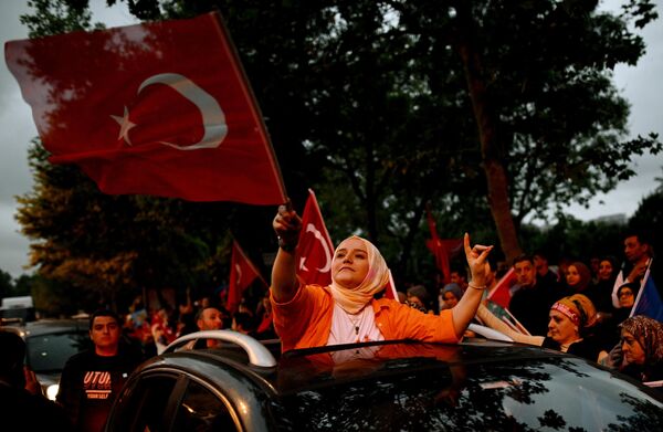 「公正発展党」の事務所前でトルコ国旗を振る現職大統領レジェップ・タイイップ・エルドアン氏の支持者ら（トルコ・イスタンブール、29日） - Sputnik 日本