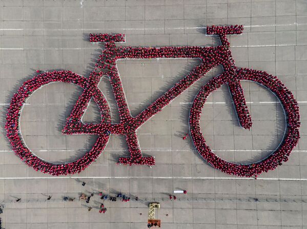 ギネス世界記録の更新を目指し、数千人の人々で形成された自転車のマーク（チリ・サンティアゴ、27日） - Sputnik 日本