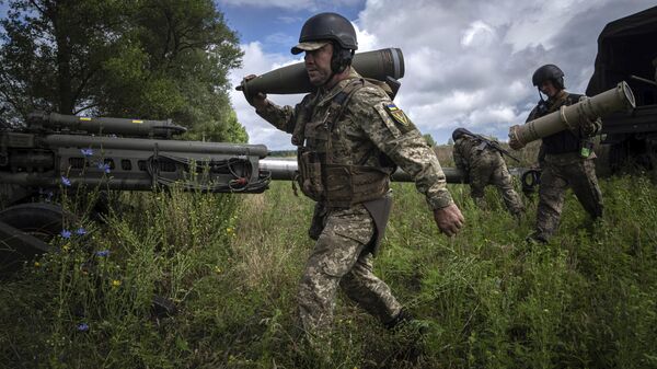 ハリコフ州で155ミリ砲弾を手にするウクライナ軍兵士。アーカイブ写真  - Sputnik 日本