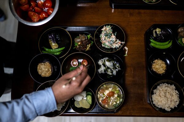 神奈川県鎌倉市で行われた料理教室「鎌倉不識庵（ふしきあん）」で、精進料理を盛り付ける参加者（2023年4月15日撮影） - Sputnik 日本