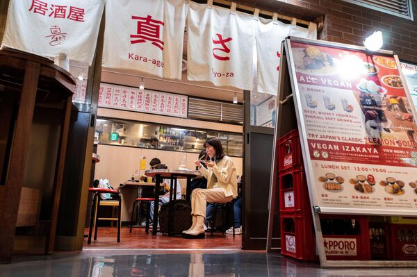 東京都渋谷区のビーガン居酒屋「真さか」で食事をする客（2023年3月20日撮影） - Sputnik 日本