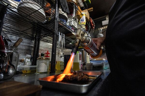 東京・自由が丘にあるヴィーガンレストラン「菜道」で厨房に立つ楠本勝三シェフ（2023年3月20日撮影） - Sputnik 日本
