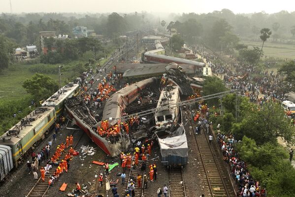 列車の衝突事故現場で作業する救助隊員ら（インド・オディシャ州バラソール地区、3日） - Sputnik 日本