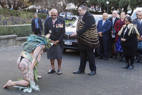 マオリの伝統的な儀式で歓迎を受けるフィジーのシシティベニ・ランブカ首相（中央）（ニュージーランド・ウェリントン、7日） - Sputnik 日本