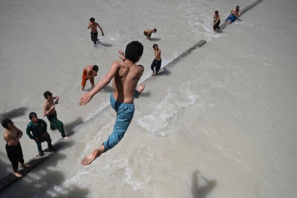 川に飛び込む男性（アフガニスタン・バルフ州、4日） - Sputnik 日本