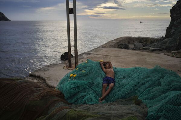 漁網の上で一休みする少年（ベネズエラ・アラグア州、6日） - Sputnik 日本
