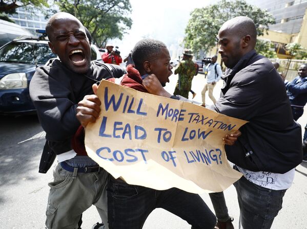 財政法案に反対する抗議デモの最中、私服警官ともみ合いになる活動家（ケニア・ナイロビ、6日） - Sputnik 日本