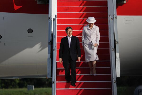 ジャカルタ郊外のスカルノ・ハッタ国際空港に到着された天皇皇后両陛下（17日） - Sputnik 日本