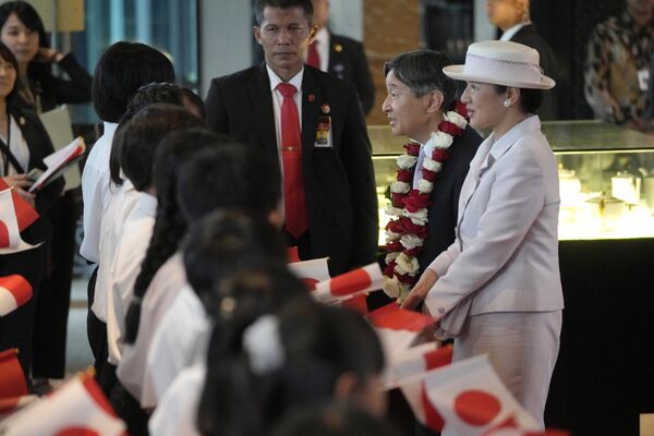 ジャカルタのホテルに到着され、出迎えた日本の留学生らと言葉を交わされる天皇皇后両陛下（17日） - Sputnik 日本