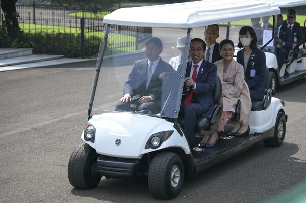 ボゴールの大統領府での会談で、天皇皇后両陛下とイリアナ夫人さんを乗せてゴルフカートを運転するジョコ・ウィドド大統領（19日） - Sputnik 日本