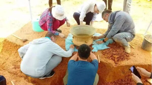 発見された出土品を清掃する考古学者ら（中国、広西チワン族自治区） - Sputnik 日本