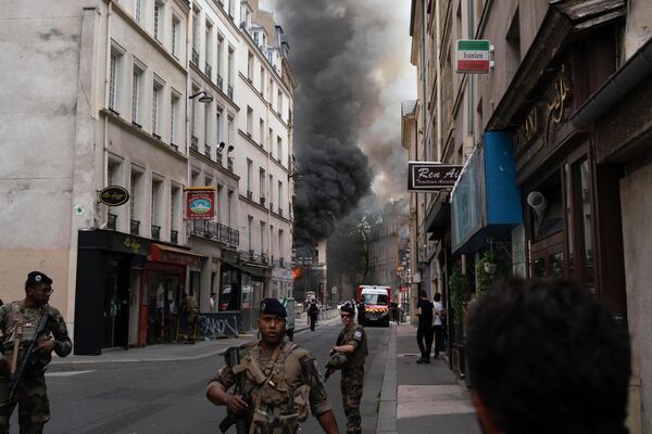 パリ5区サン・ジャック通りの建物が爆発し、現場から煙が立ちのぼる様子（フランス・パリ、21日） - Sputnik 日本