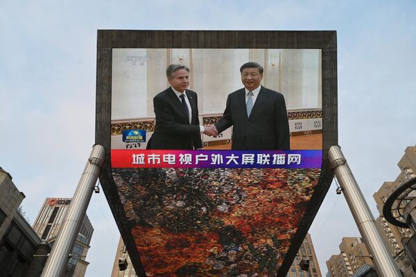 ショッピングセンター近くのスクリーンに映し出される米国のアントニー・ブリンケン国務長官（左）と中国の習近平国家主席の会談（中国・北京、19日） - Sputnik 日本