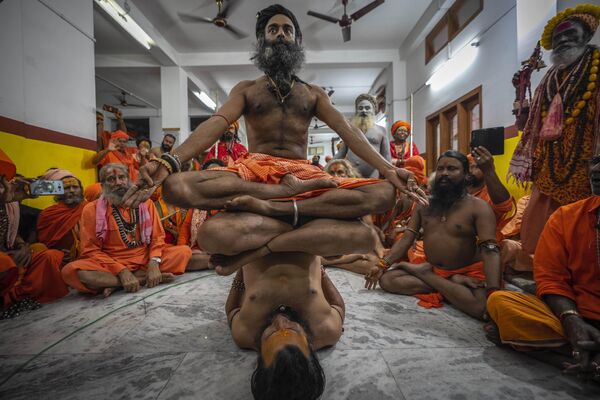 国際ヨガの日に合わせ、寺院で報道陣にヨガを披露するヒンドゥー教の修行者たち（インド・アッサム州グワーハーティー、21日） - Sputnik 日本