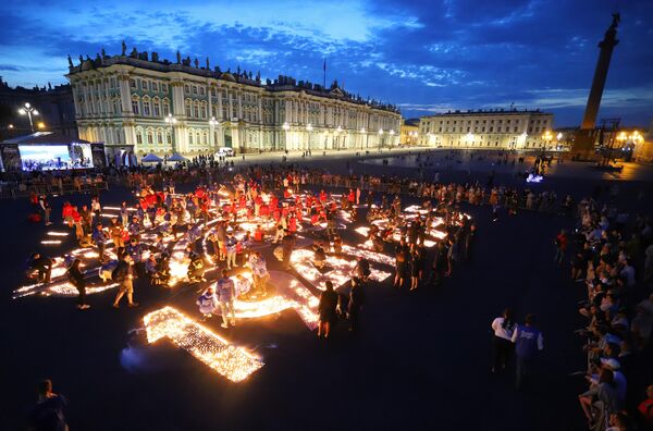 「記憶の哀悼の日」に合わせて行われた追悼イベント「記憶のろうそく」に参加する人々（ロシア・サンクトペテルブルク、22日） - Sputnik 日本