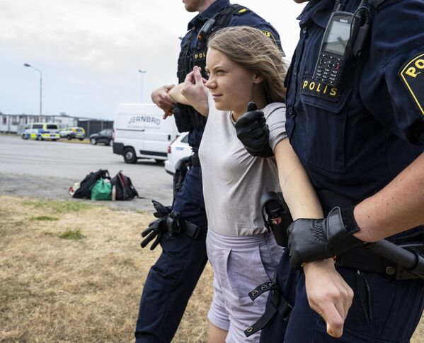 5日連続で石油タンカーを妨害した後、警察に拘束される環境活動家のグレタ・トゥーンベリさん（スウェーデン・マルメ、19日） - Sputnik 日本