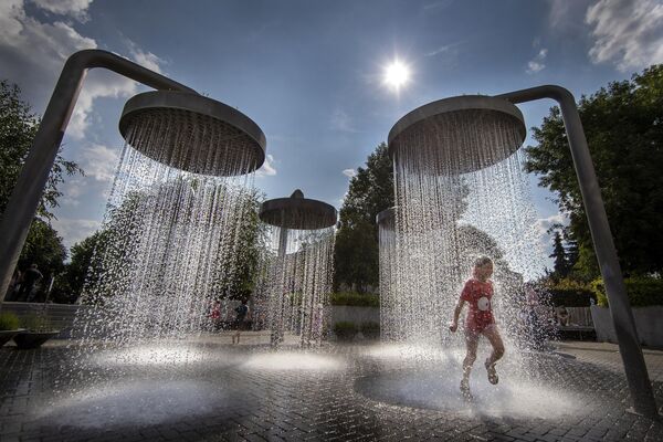猛暑が続く中、噴水で水を浴びる少女（リトアニア・ビリニュス、21日） - Sputnik 日本