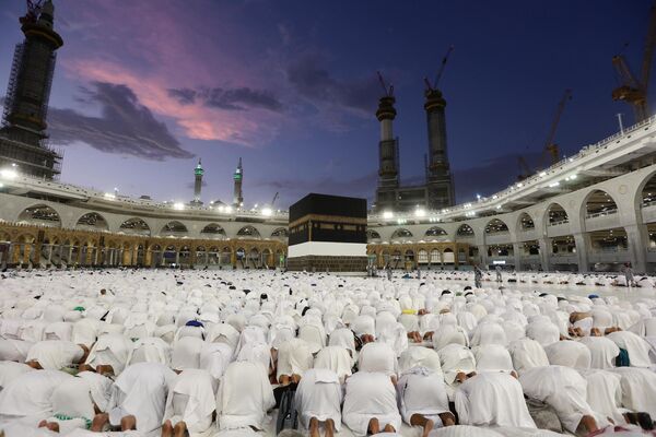 イスラム教徒の五行の一つである大巡礼「ハッジ」を前に、カーバ神殿で祈りを捧げるイスラム教徒（サウジアラビア・メッカ、19日） - Sputnik 日本