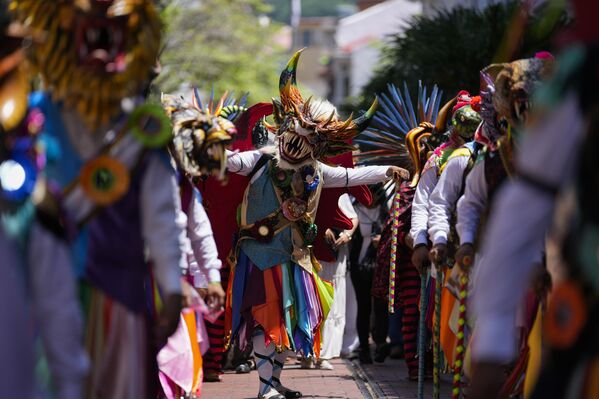 メトロポリタン大聖堂付近で行われた「聖体の祝日」の行進で、悪魔の仮面をつけてパフォーマンスを披露するダンサーたち（パナマ・パナマシティ、18日） - Sputnik 日本