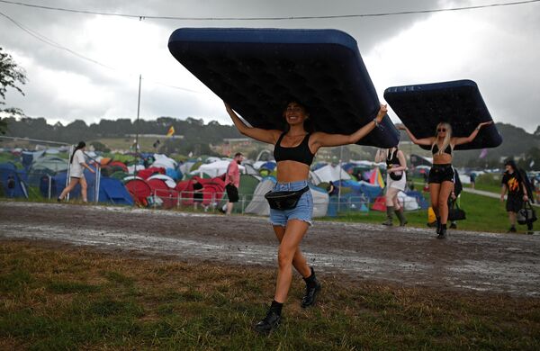音楽フェスティバル「グラストンベリー・フェスティバル」初日、雨の中マットレスを運ぶフェスティバルの参加者たち（英サマセット州・ピルトン、21日） - Sputnik 日本