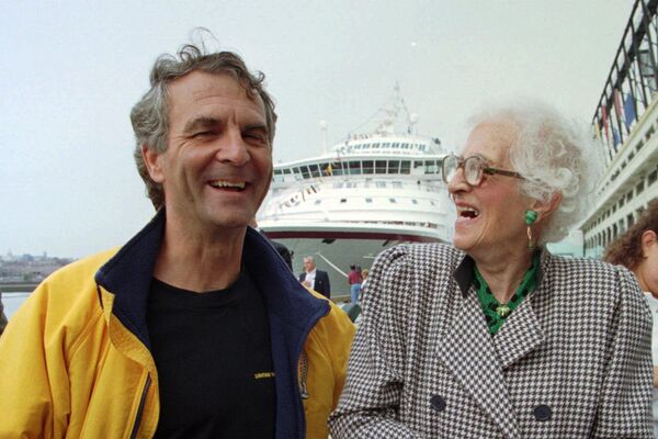 1996年9月、タイタニック号の最年少乗客で最後の生存者の英国人女性、ミルヴィナ・ディーンさん（当時84）と談笑するポール＝アンリ・ナルジョレさん（左）。ナルジョレさんは元フランス海軍士官で、数十年にわたり何度もタイタニック号を訪れているエキスパートとして知られていた - Sputnik 日本