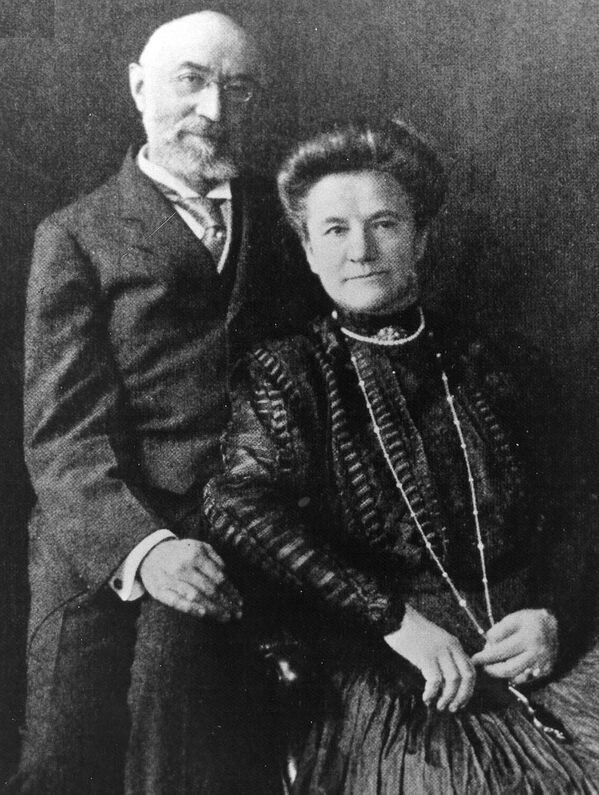 タイタニック号沈没で亡くなったドイツ出身で米国の実業家イシドール・ストラウスとアイダ夫人。1910年頃撮影。潜水艇「タイタン」のツアーを運営する「オーシャンゲート・エクスペディション」のストックトン・ラッシュCEOの妻ウェンディさんは、夫妻のひ孫にあたる - Sputnik 日本