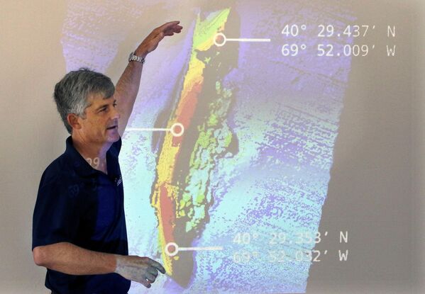 2016年6月、ボストンで行われた海底探査後の発見に関するプレゼンテーションで、定期船「SSアンドレア・ドーリア」の残骸の投影画像を見せる「オーシャンゲート・エクスペディション」のストックトン・ラッシュCEO（61） - Sputnik 日本