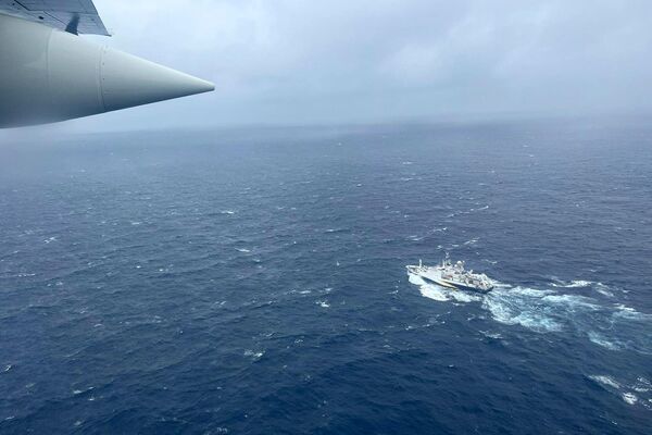 6月21日、潜水艇「タイタン」の捜索を行うフランスの調査船「アタランテ」と上空を飛行する米沿岸警備隊エリザベスシティ航空基地の輸送機 - Sputnik 日本