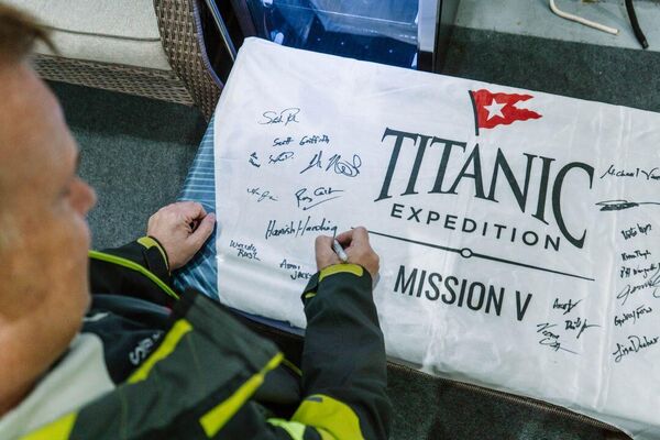 タイタニック号第5次探検の旗に署名する英国の億万長者で宇宙旅行者のヘイミッシュ・ハーディングさん - Sputnik 日本