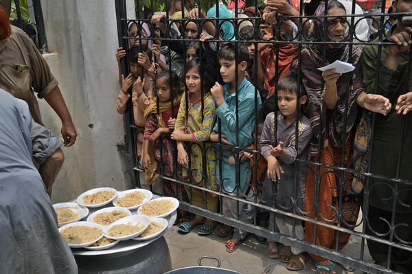 配給所で無料の食事を待つ人々（パキスタン・ラホール、27日） - Sputnik 日本