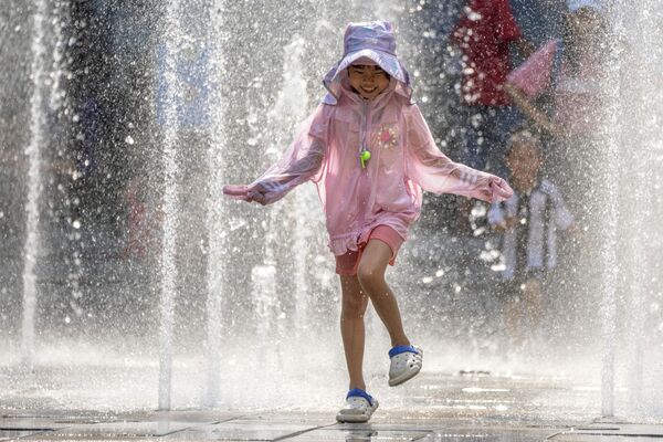 噴水で遊ぶ少女（中国・北京、23日） - Sputnik 日本