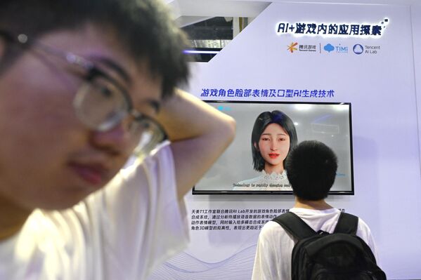 世界人工知能会議2023で、人工知能（AI）が生成したキャラクターを見る男性（上海、6日） - Sputnik 日本