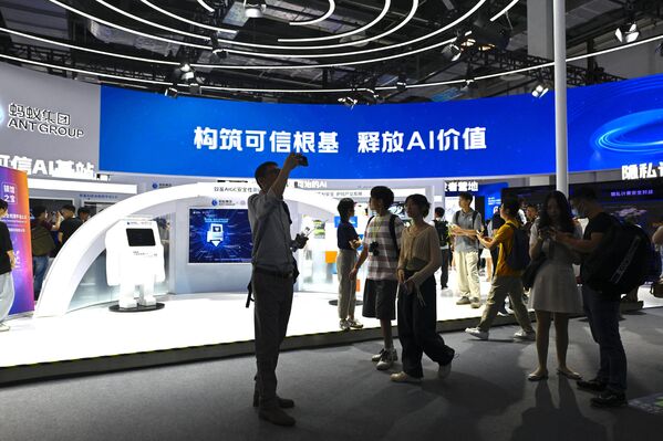 世界人工知能会議2023で、アントグループ（螞蟻集団）のブースを訪れる人々（上海、6日） - Sputnik 日本