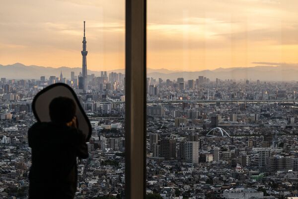 アイ・リンクタウン展望施設から東京スカイツリーを撮影する男性（千葉県市川市、6日） - Sputnik 日本