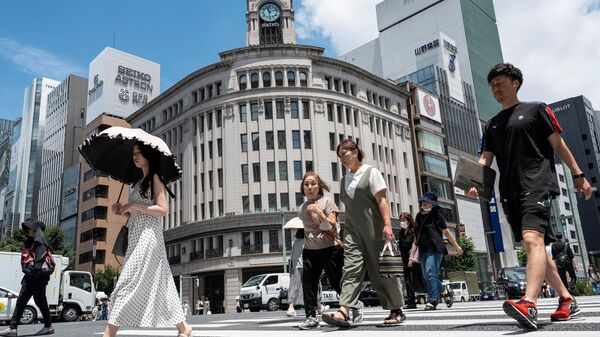 銀座の交差点を渡る人々（東京都中央区、6日） - Sputnik 日本