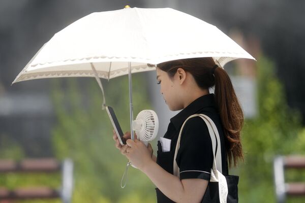 携帯扇風機で涼む女性（東京都、6日） - Sputnik 日本