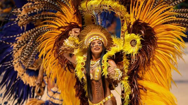 Танцовщица Культурной ассоциации Капричозо выступает на ежегодном фольклорном фестивале Boi Bumba на острове Паринтинс, расположенный на реке Амазонка на севере Бразилии - Sputnik 日本