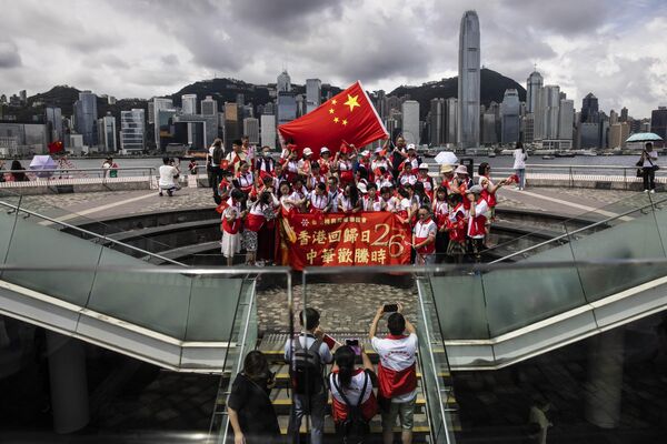 尖沙咀（チムサーチョイ）で、香港の中国への返還26周年を祝い香港と中国の国旗を振る人々（香港、1日） - Sputnik 日本