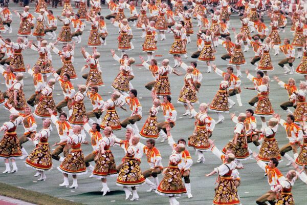 レーニン・スタジアム（現：ルジニキ・スタジアム）での開会式で披露されたロシアの民族舞踊（1980年7月19日撮影） - Sputnik 日本