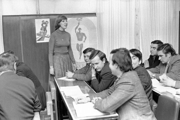 モスクワで、オリンピックの準備として外国語の教習を受けるタクシー運転手たち（1979年12月17日撮影） - Sputnik 日本