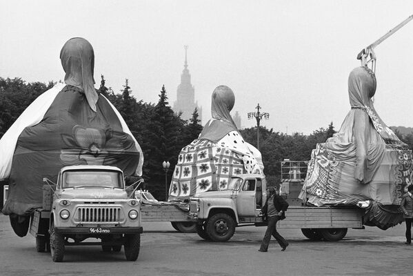 レーニン・スタジアム（現：ルジニキ・スタジアム）に、ラップで覆われた巨大な人形を運び入れるトラック運転手たち（1980年7月15日撮影） - Sputnik 日本