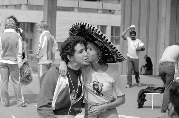 モスクワのオリンピック村にて、メキシコの飛び込み選手、サルバドール・ソブリノさんにキスをするジンバブエの飛び込み選手、アントネット・ウィルケンさん（1980年7月28日撮影） - Sputnik 日本