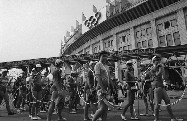 開会式のリハーサルのため、モスクワのレーニン・スタジアム（現：ルジニキ・スタジアム）の外で待機する女性たち（1980年7月23日撮影） - Sputnik 日本