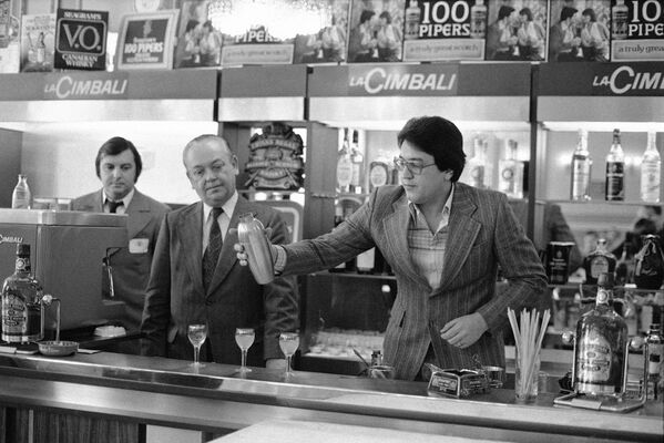 モスクワのバーテンダーに西洋風のカクテルの作り方を教えるカナダの酒造メーカー「シーグラム」の関係者（1979年12月17日撮影） - Sputnik 日本