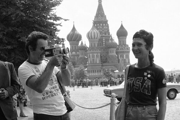 モスクワの赤の広場を観光で訪れたニューヨーク出身の夫婦（1980年7月29日撮影） - Sputnik 日本
